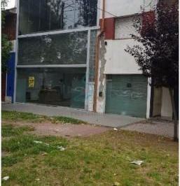 Local comercial · 200m² · Dos Locales a La Calle en Venta, con Renta. Zona Pompeya
