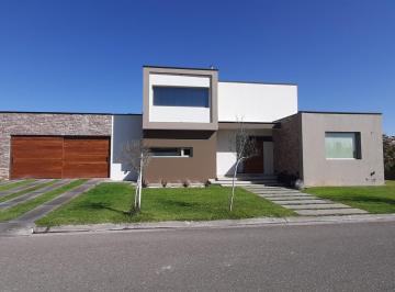 Casa de 5 ambientes, Las Paredes · Importante Casa de Categoria con 3 Dorm. en Barro Privado