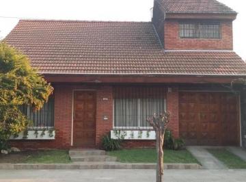 Casa · 170m² · 4 Ambientes · 3 Cocheras · Amplio Chalte con Quincho Parque y Pileta