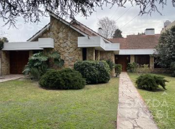 Casa · 345m² · 5 Ambientes · 2 Cocheras · Casa en Adrogue