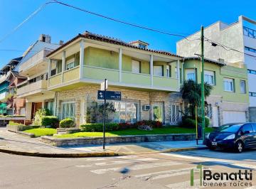 Casa · 323m² · 5 Ambientes · 2 Cocheras · Casa en Venta en Barrio Naon