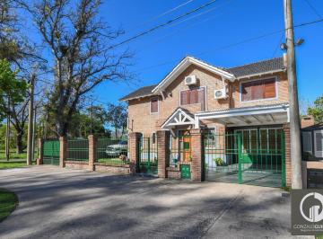 Casa · 168m² · 5 Ambientes · 2 Cocheras · Casa de 3 Dorm. en Venta con Pileta Fisherton Rosario