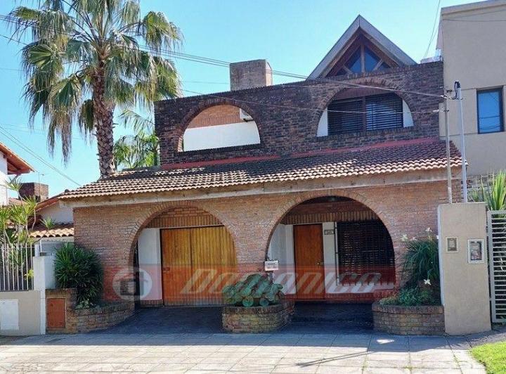 Casa · 200m² · 4 Ambientes · 2 Cocheras