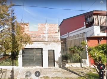 Casa · 135m² · 3 Ambientes · 3 Cocheras · Casa de 3 Amb con Galpon y Garaje Pasante.