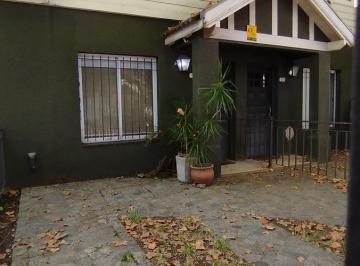 Casa · 67m² · 3 Ambientes · 1 Cochera · Casa en Venta Tipo Dúplex de 3 Ambientes con Cochera y Patio en Banfield, Lomas de Zamora