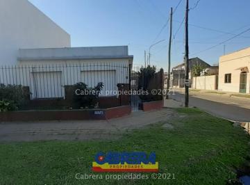Casa · 130m² · 4 Ambientes · 1 Cochera · Casa - Banfield Oeste