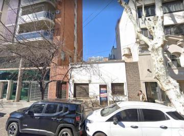 Casa · 75m² · 4 Ambientes · Casa Al Frente Ideal Uso Comercial / Consultorios. Excelente Zona.
