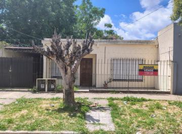 Casa · 88m² · 5 Ambientes · 2 Cocheras · Casa en Venta Ideal Dos Familias en Buena Zona "Con Servicio