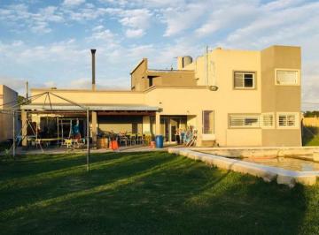 Casa · 212m² · 8 Ambientes · 1 Cochera · Venta de Casa Moderna en Berisso