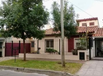 Casa · 140m² · 4 Ambientes · 1 Cochera · Chalet 4 Ambientes en Venta con Jardin y Garage, Apto Credito, Parque Johnston, Hurlingham