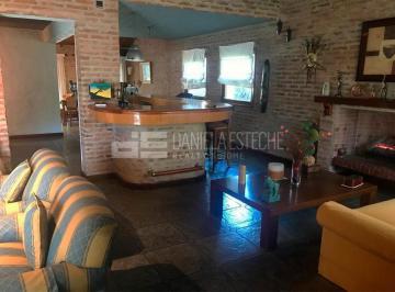 Casa · 270m² · 5 Ambientes · D. Esteche Realty