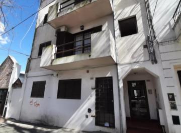 PH · 80m² · 6 Ambientes · Departamento con Patio en Casco Urbano