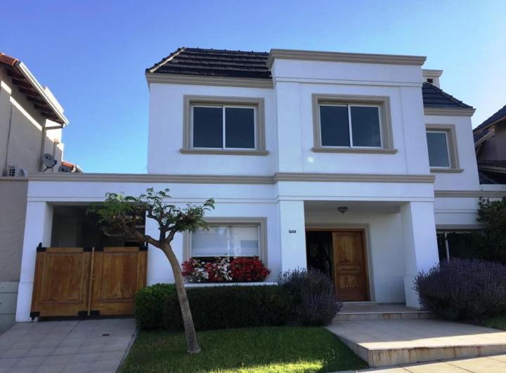 Casa · 200m² · 4 Ambientes · 2 Cocheras