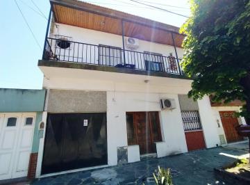 Casa de 6 ambientes, Avellaneda · Casa de Dos Plantas con Cochera y Terraza en Sarandi