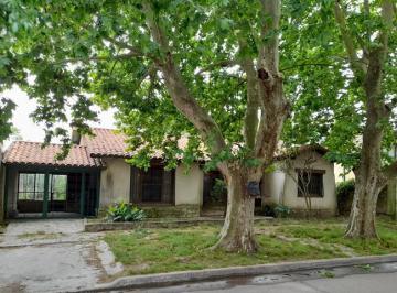 Casa · 135m² · 4 Ambientes · 1 Cochera · Chalet Bien Ubicado - Ideal Para Reciclar - Adrogué