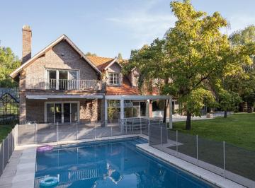 Casa de 4 ambientes, Pilar · Casa de Categoria en 2 Plantas con Magnifico Jardín y Amplio Terreno