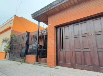 Casa de 6 ambientes, Lanús · Chalet de 6 Amb Amplios en 2 Plantas con Cochera y Amplio Patio Apta Credito!