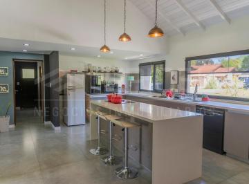 Casa · 260m² · 5 Ambientes · 2 Cocheras · Alquiler de Temporada! Hermosa Propiedad en El Rodal!