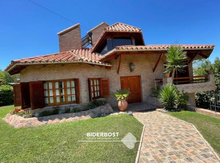 Casa · 275m² · 4 Ambientes · 2 Cocheras