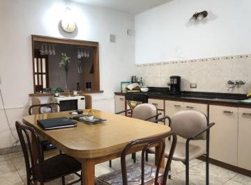 Casa · 212m² · 5 Ambientes · 1 Cochera · Venta Casa 3 Dorm. con Cochera + Depto 1 Dormitorio