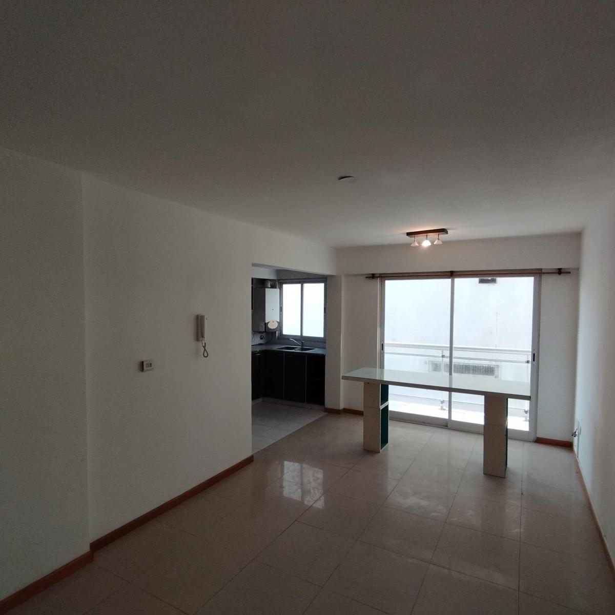 Plaza Mitre. Departamento en venta. Dos ambientes con cochera y baulera.