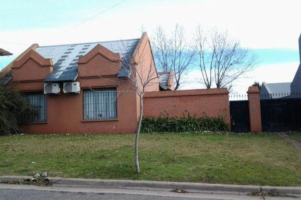 Casa 2/3 dorm, 220m² con pileta y quincho — El Cerrito