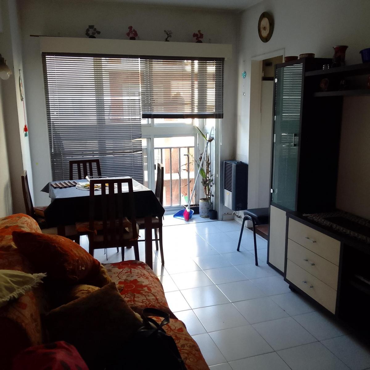 Living comedor, cocina separada, dormitorio, baño completo.