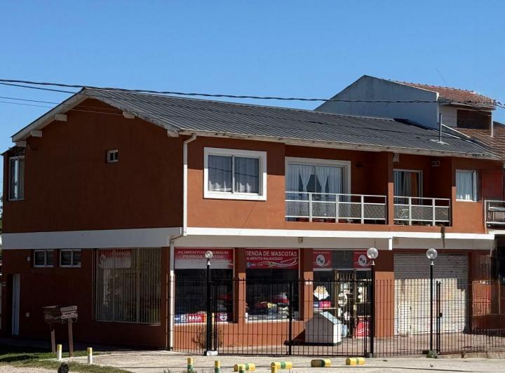 Local comercial · 250m² · 8 Ambientes · 4 Cocheras