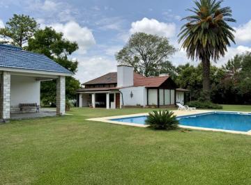 Casa · 555m² · 10 Ambientes · Punta del Este 2100 - Importante Propiedad en Venta con 3300 m² de Terreno y Cancha de Tenis - Funes