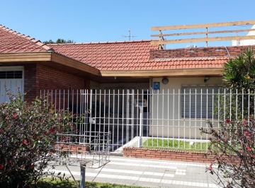 Casa de 3 ambientes, Lomas de Zamora · Chalet de 3 Amb. con Amplio Fondo y Garage Pasante