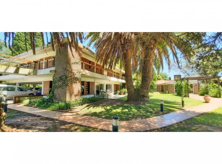 Casa · 300m² · 7 Ambientes · 3 Cocheras
