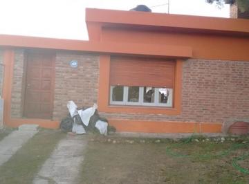 Casa · 120m² · 3 Ambientes · 2 Cocheras · Casa de 2 Dorm. con Excelente Ubicación en Villa Los Aromos