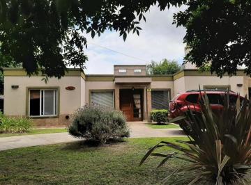 Casa de 5 ambientes, Presidente Perón · Casa con Hermoso Fondo con Piscina en Barrio Parque Las Naciones