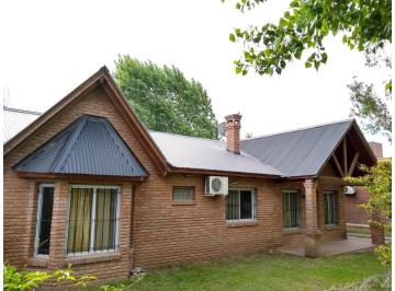 Casa · 120m² · 4 Ambientes · 2 Cocheras · Casa en Venta en Funes, Zona de Countries.