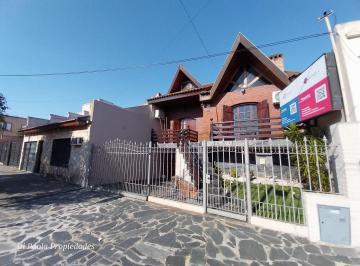 Casa · 210m² · 4 Ambientes · 3 Cocheras · Chalet con 3 Dorm, 2 Cocheras, Fondo y Pileta! Lomas