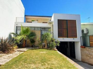 Casa · 230m² · 5 Ambientes · 3 Cocheras · Casa en Venta en Villa Sarmiento