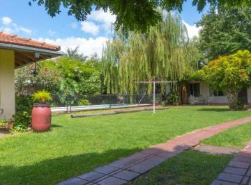 Casa de 6 ambientes, Almirante Brown · Hermoso Chalet con Amplio Jardín, Piscina y Quincho en Venta - Adrogue