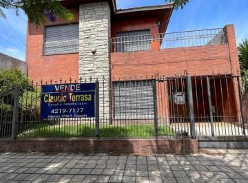 Casa · 200m² · 5 Ambientes · 1 Cochera · Chalet en Venta en R. Calzada