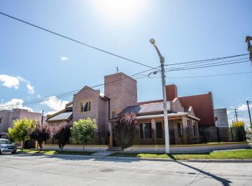 Hermosa Casa Familiar en Trelew a Metros de la Bic · Ideal Para Quienes Buscan Financiar La Compra con Credito Hipotecario