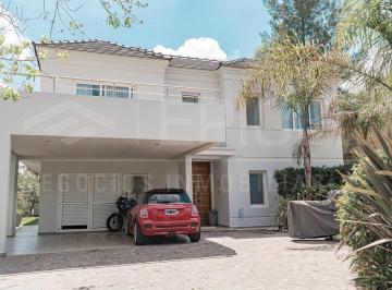 Casa · 390m² · 7 Ambientes · 2 Cocheras · Hermosa Casa Premium en Venta Saint Thomas Este!