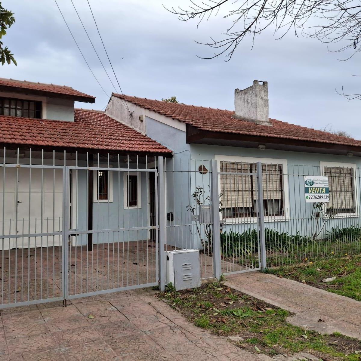 Chalet 5 amb, 195m² con garaje para 3 autos — Apto crédito
