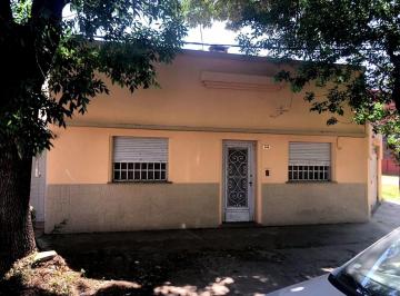 Casa · 95m² · 4 Ambientes · 2 Cocheras · Larrea 604 - Casa 2 Dorm. con Garaje.