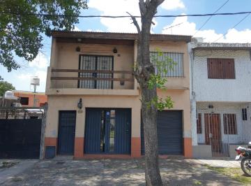 Casa de 5 ambientes, Lomas de Zamora · Chalet 3 Dorm. con Fondo. Dos Cocheras