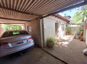 Casa · 30m² · 2 Ambientes · 1 Cochera · Chalet a Refaccionar - Oportunidad