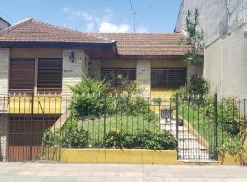 Casa de 4 ambientes, Hurlingham · Chalet de Categoría 4 Ambientes, Av Pedro Diaz, Hurlingham