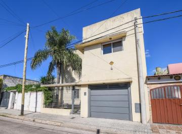 Casa · 220m² · 4 Ambientes · 1 Cochera · Casa de 2 Dorm. en Venta - con Cochera y Parrillero - Barrio Azcuénaga, Belgrano