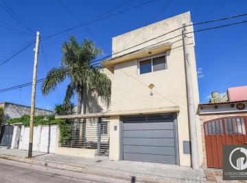 Casa · 220m² · 4 Ambientes · 1 Cochera · Casa de 2 Dorm. en Venta - con Cochera y Parrillero - Barrio Azcuénaga, Belgrano