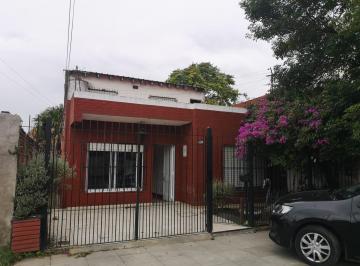 Casa de 3 ambientes, Lanús · Oportunidad! en Venta Casa 3 Amb C/ Pileta, Entrada de Auto y Jardin en Lanus