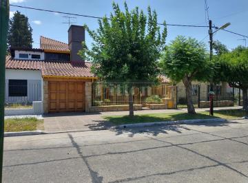 Casa · 209m² · 5 Ambientes · 1 Cochera · Casa - Banfield Este