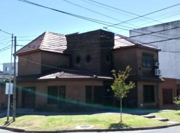 Casa · 152m² · 4 Ambientes · 1 Cochera · Casa en Venta Ubicado en Avellaneda, G. B. a. Zona Sur